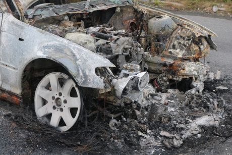 Izgoreo luksuzni BMW, plamen pretio da se proširi i na kuću: Incident u Novom Pazaru