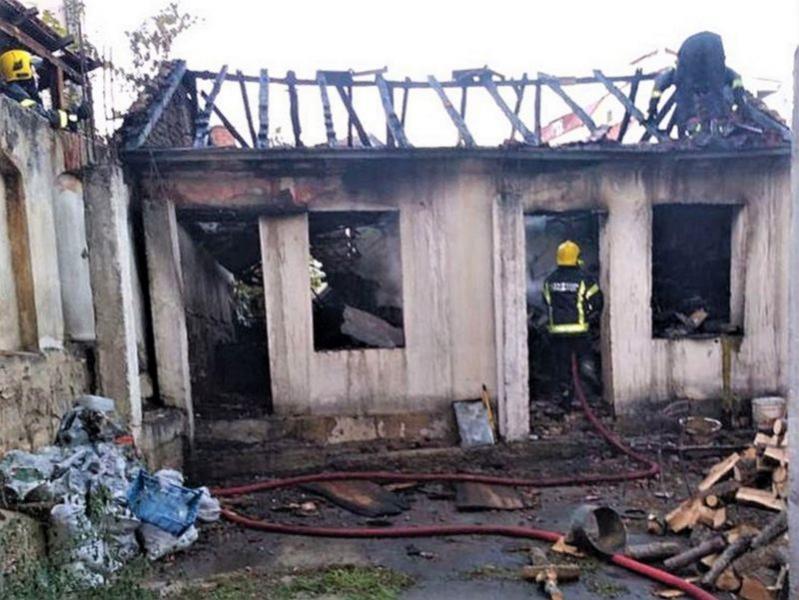 Izgoreo pomoćni objekat kafane u centru Prokuplja, nema povređenih