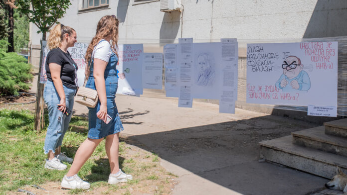 „Izložba laži“ ispred Medicinskog fakulteta u Nišu
