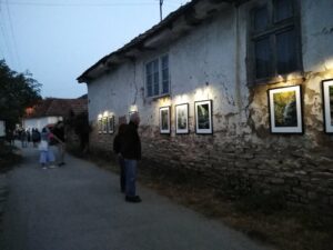 Izložba na fasadama starih kuća u selu Pakleštica