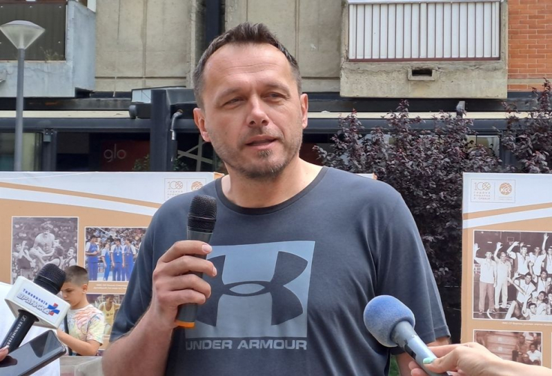 Izložbu „Magična igra pod obručima“ u Vranju predstavili košarkaški asovi Željko Rebrača i Vladimir Dragutinović