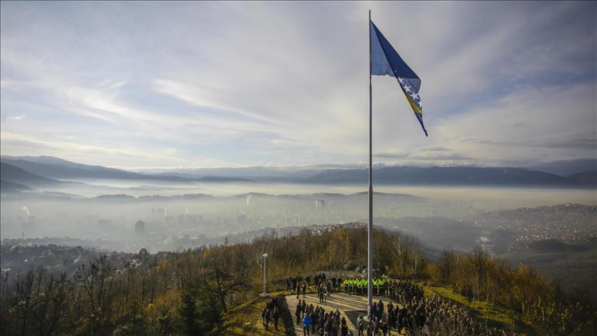 Iznad Sarajeva podignuta najveća zastava Bosne i Hercegovine povodom Dana državnosti
