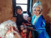 Iznenađenje za malu Tijanu: Deda Mraz i Frouzen stigli iz Barajeva (FOTO)