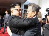Iznenadni sastanak Kima i Muna na granici, pao i zagrljaj