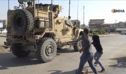 Iznevereni sirijski Kurdi zasuli paradajzom odlazeći američki konvoj