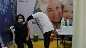 Izraelska studija: Vakcinacija smanjuje rizik od prenosa virusa