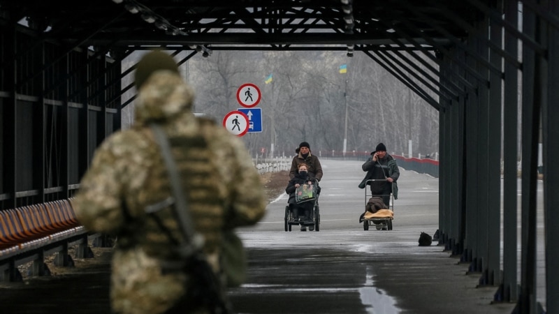 Izvještaji o bombardovanju na istoku zemlje dok Ukrajina ulazi u vanredno stanje
