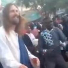JA SAM ISUS HRIST! Bradati belac vara ljude po Africi (VIDEO)