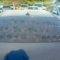 JADAN ON KAD MU PREVEDU! Lokalac ostavio turisti BESNU poruku na autu! Brutalan HIT na Fejsu! (FOTO)