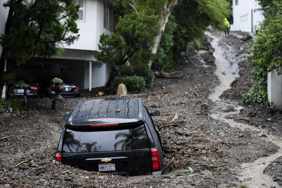 JAKA OLUJA PRAVI HAOS PO KALIFONIJI Više od milion ljudi bez struje, u centru Los Anđelesa rekordna količina kiše