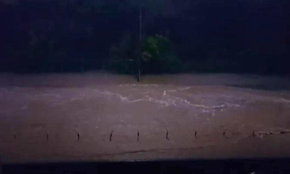 JAKO NEVREME POGODILO DEO CRNE GORE: U Podgorici poplavljene ulice, olujni vetar lomio stabla (VIDEO)