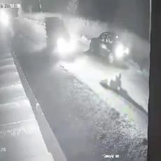 JAKO UZNEMIRUJUĆ SNIMAK SA UBA! Čovek leži na putu, auto prelazi preko njega (VIDEO)