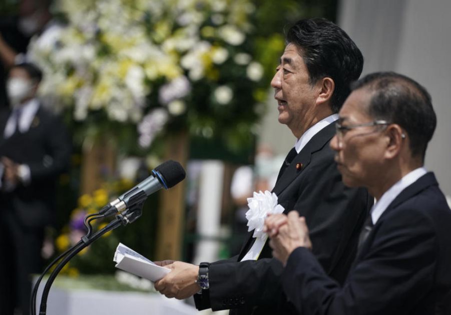 JAPANSKI PREMIJER PROČITAO ISTI GOVOR U HIROŠIMI I NAGASAKIJU: Abe teško uvredio preživele u atomskom napadu! (VIDEO)