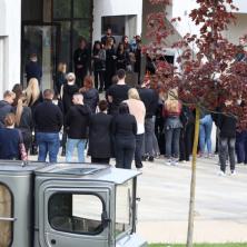 JECAJI ODZVANJAJU LEŠĆEM: Srbiju dotukla sahrana poslednje žrtve maloletnog ubice - oproštajne reči patrijarha razaraju dušu (VIDEO)