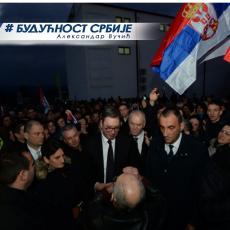 JEDINI JE ODGOVORIO JEDNOM SELJAKU Veličanstven doček predsednika Vučića u Mačvanskom okrugu! (FOTO)