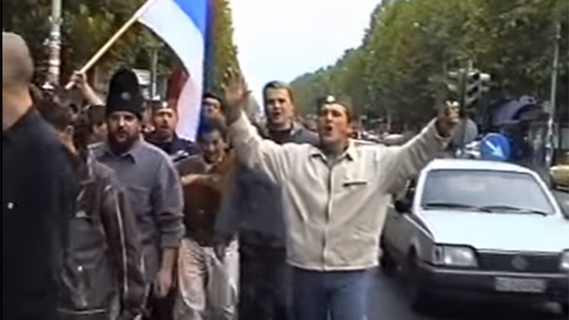 JEDINI PUT KAD SU SRBI BILI SLOŽNI: Ovako su sa trobojkom probijali barikade da bi stigli u Beograd 5. oktobra (VIDEO)