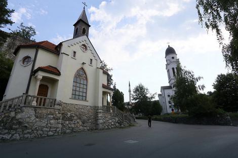 JEDINSTVEN SLUČAJ U BOSNI Mržnja otišla u bespovrat: Crkve i džamija ZAGRLJENE u srcu grada