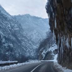 JEDNA OD NAJKRITIČNIJIH SAOBRAĆAJNICA U SRBIJI DODATNO RIZIČNA: Kod Brodareva vozačima preti opasnost od ledenica (FOTO)
