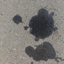 JEDNA OD NAJVEĆIH MUKA VOZAČA: Kako odstraniti fleku od motornog ulja sa betona?