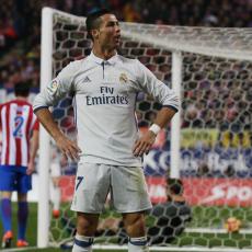 JEDNOSTAVNO NAJBOLJI: Kristijano Ronaldo dobio Zlatnu loptu (FOTO)