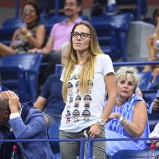 JELENA U CENTRU PAŽNJE: Zbog OVOG njenog modnog detalja, Novakova pobeda pala u DRUGI PLAN (FOTO) 