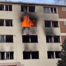 JEZIV POŽAR ZAHVATIO CEO SPRAT ZGRADE: Vatrogasci u borbi sa vatrenom stihijom (FOTO)