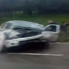 JEZIV PRIZOR NA MOKROLOŠKOM BRDU: Automobil se isprevrtao u smeru ka Beogradu, povređeni se prevoze na Urgentni (VIDEO)