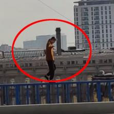 JEZIV PRIZOR U BEOGRADU: Osoba hodala po OGRADI Brankovog mosta, ljudi gledali u strahu (VIDEO)