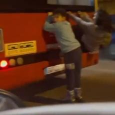 JEZIV SNIMAK IZ BEOGRADA: Deca se uhvatila za autobus koji juri PUNOM BRZINOM (VIDEO)