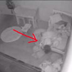JEZIV SNIMAK! Otac tvrdi da je nešto POVUKLO bebu ispod kreveta - a onda je počela da ZAPOMAŽE! (VIDEO)