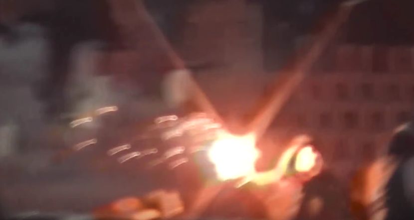 JEZIV SNIMAK: Ovako je Grobar bakljom zapalio navijača Vojvodine pred očima simpatizera! (VIDEO)