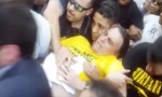 JEZIV VIDEO: Predsednički kandidat izboden dok su ga pristalice nosile na ramenima 