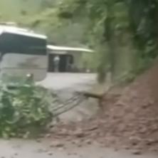 JEZIVA NESREĆA! Odron zatrpao autobus, poginulo najmanje 33 ljudi (VIDEO)