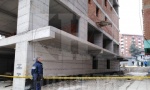 JEZIVA NESREĆA U KOSOVSKOJ MITROVICI: Radnik pao na terasu, pa na devojčicu, povređeni su stabilno (FOTO+VIDEO)