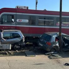 JEZIVA SAOBRAĆAJKA KOD SMEDEREVA: U sudaru voza i automobila četiri osobe povređene, među njima i DETE (FOTO)