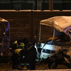 JEZIVA SAOBRAĆAJNA NEZGODA: Kamion odneo minibus na auto-putu, poginulo najmanje 18 ljudi (FOTO)