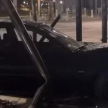 JEZIVA SCENA NA VRAČARU: Automobil se zakucao u autobusko stajalište, vozilo SMRSKANO od siline udara, srča na sve strane! (FOTO/VIDEO)