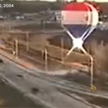 JEZIVA TRAGEDIJA! Balon se zakucao u dalekovod pa se ZAPALIO, kamera zabeležila momenat udara (VIDEO)