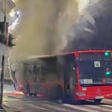 JEZIVE SCENE IZ NIŠA: Zapalio se autobus gradskog prevoza (FOTO/VIDEO)