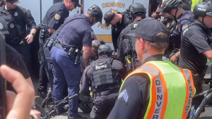 JEZIVE SCENE SE NASTAVILE NA PROSLAVI TITULE: Policajac u Denveru može da ostane bez noge!