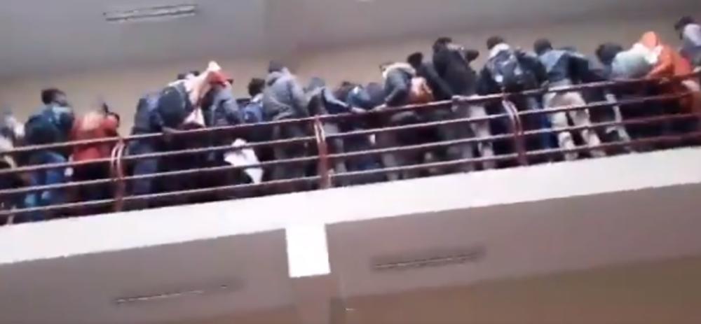 JEZIVE SCENE U BOLIVIJI: 7 studenata stradalo kad je popustila ograda na spratu fakulteta (UZNEMIRUJUĆE)