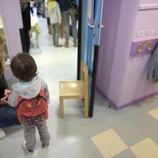 JEZIVI INCIDENT U VRTIĆU: Vaspitačica terala dete da RUKAMA vadi hleb iz WC-a! Oglasili se iz te ustanove