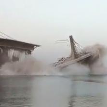 JEZIVI PRIZORI Most se srušio kao kula od karata! Stravičan snimak kruži društvenim mrežama (VIDEO)