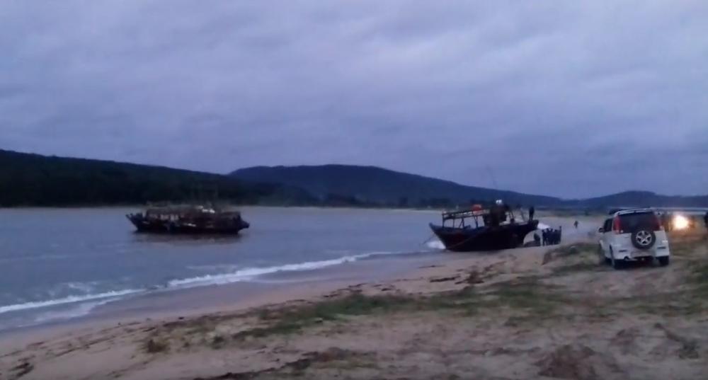 JEZIVI PRIZORI NA RUSKIM OBALAMA: Nasukalo se nekoliko brodova duhova, na njima nije bilo nikoga, ostala samo ribarska mreža! (VIDEO)