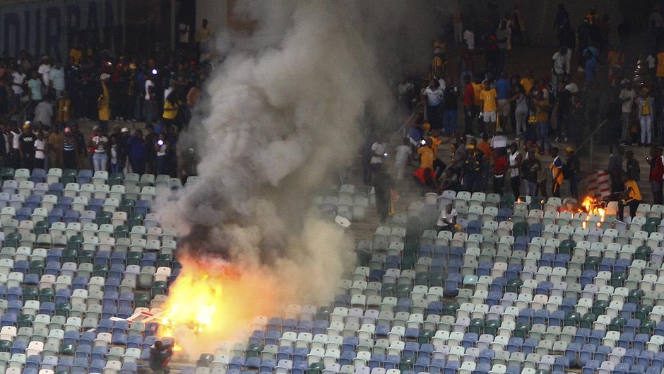 JEZIVO: Huligani palili stadion i tukli policajku!