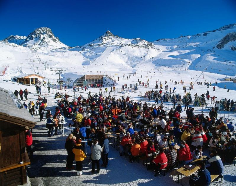 JEZIVO! IZ OVOG KAFIĆA KORONA JE OTIŠLA NA 5 KONTINENATA: Austrijski ski centar bio rasadnik virusa u 55 zemalja!