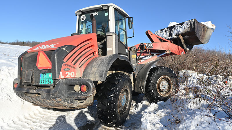 JKP „3. oktobar” radilo na probijanju snežnih smetova u borskim selima