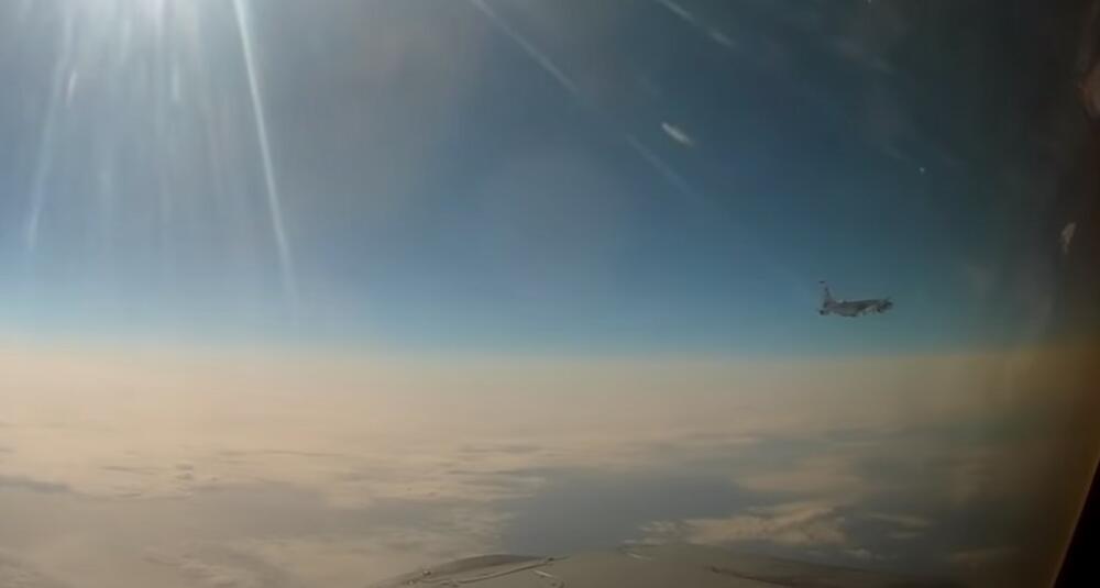 JOŠ JEDAN OBRAČUN NA NEBU: Rusi podigli MiG-31 da oteraju američki izviđački avion VIDEO