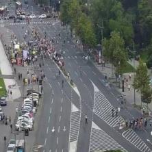 JOŠ JEDAN PROTEST PROZAPADNE OPOZICIJE: Pogledajte koliko ljudi blokira saobraćaj ispred Skupštine (FOTO)