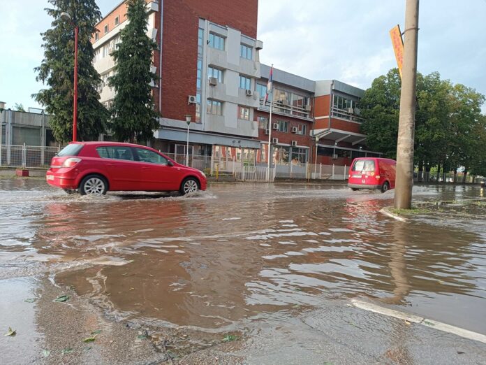 Jači pljusak niške ulice pretvorio u reke i jezera